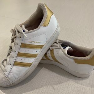 Adidas Superstar - gold trim sz 5.5